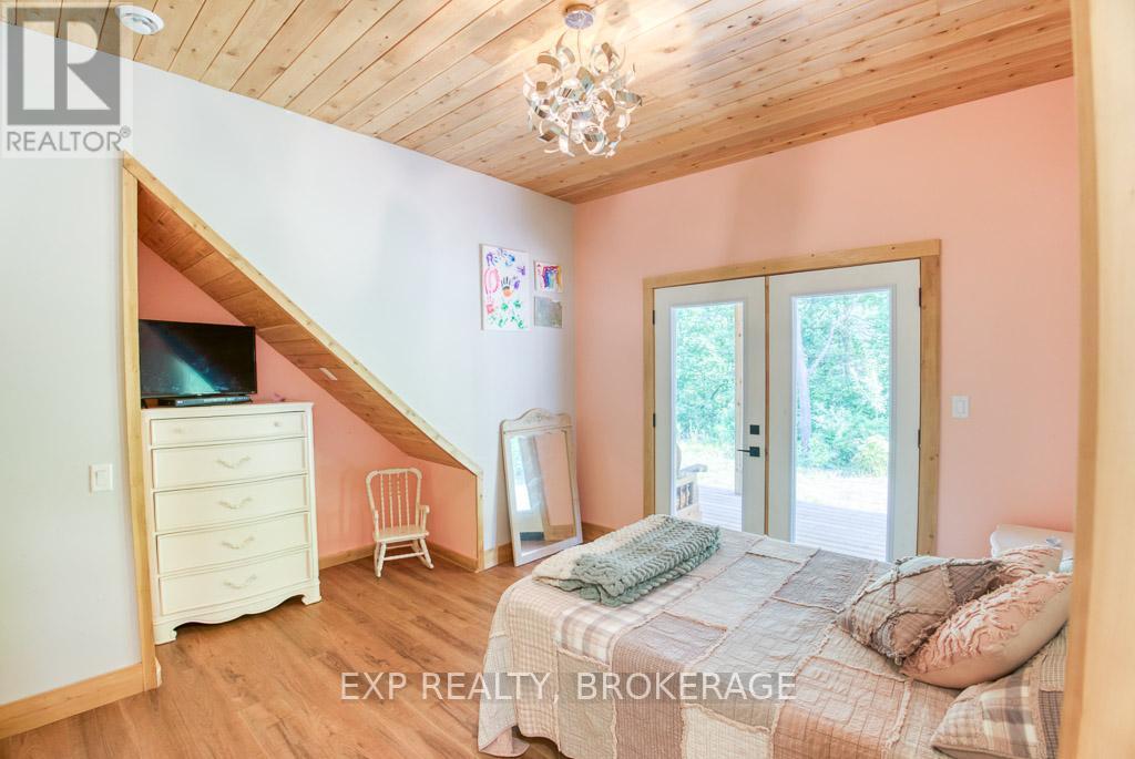 1249 Waters Edge Lane, Frontenac (Frontenac Centre), ON - Indoor Photo Showing Bedroom