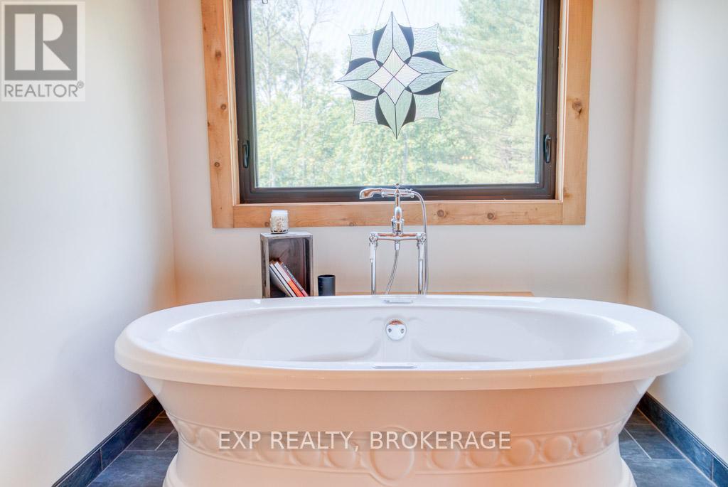 1249 Waters Edge Lane, Frontenac (Frontenac Centre), ON - Indoor Photo Showing Bathroom