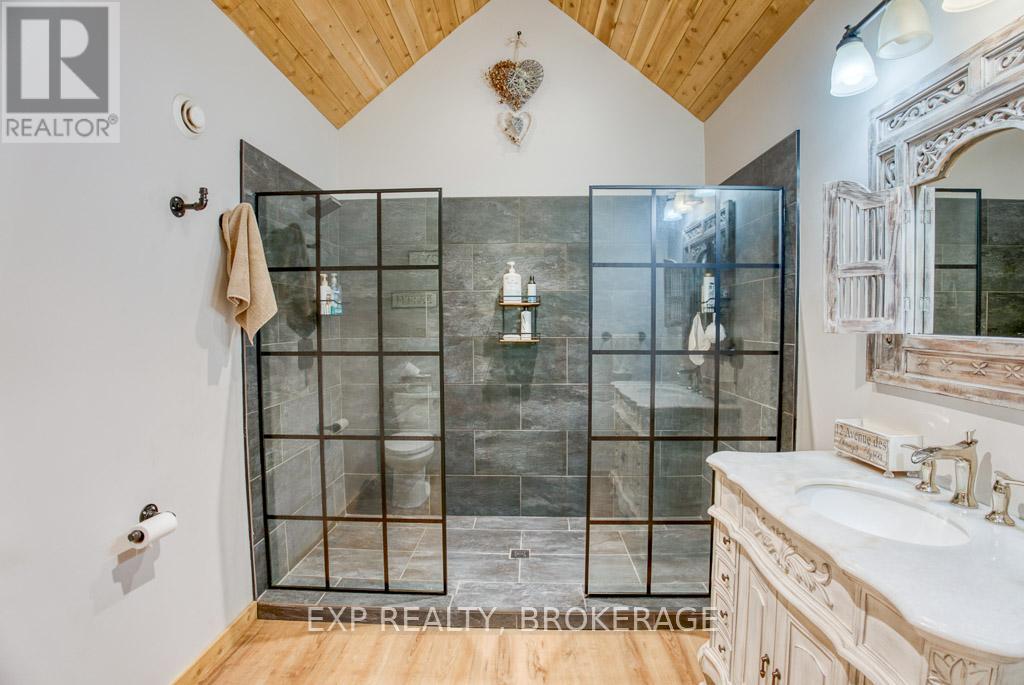 1249 Waters Edge Lane, Frontenac (Frontenac Centre), ON - Indoor Photo Showing Bathroom