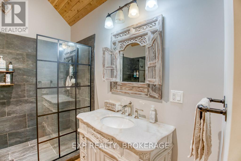 1249 Waters Edge Lane, Frontenac (Frontenac Centre), ON - Indoor Photo Showing Bathroom