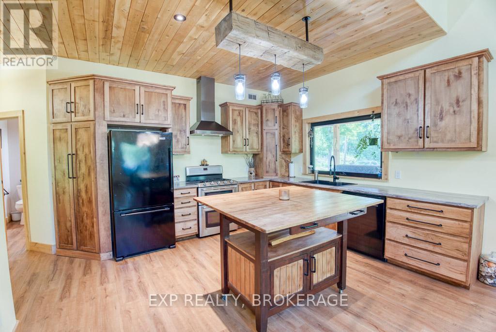 1249 Waters Edge Lane, Frontenac (Frontenac Centre), ON - Indoor Photo Showing Kitchen