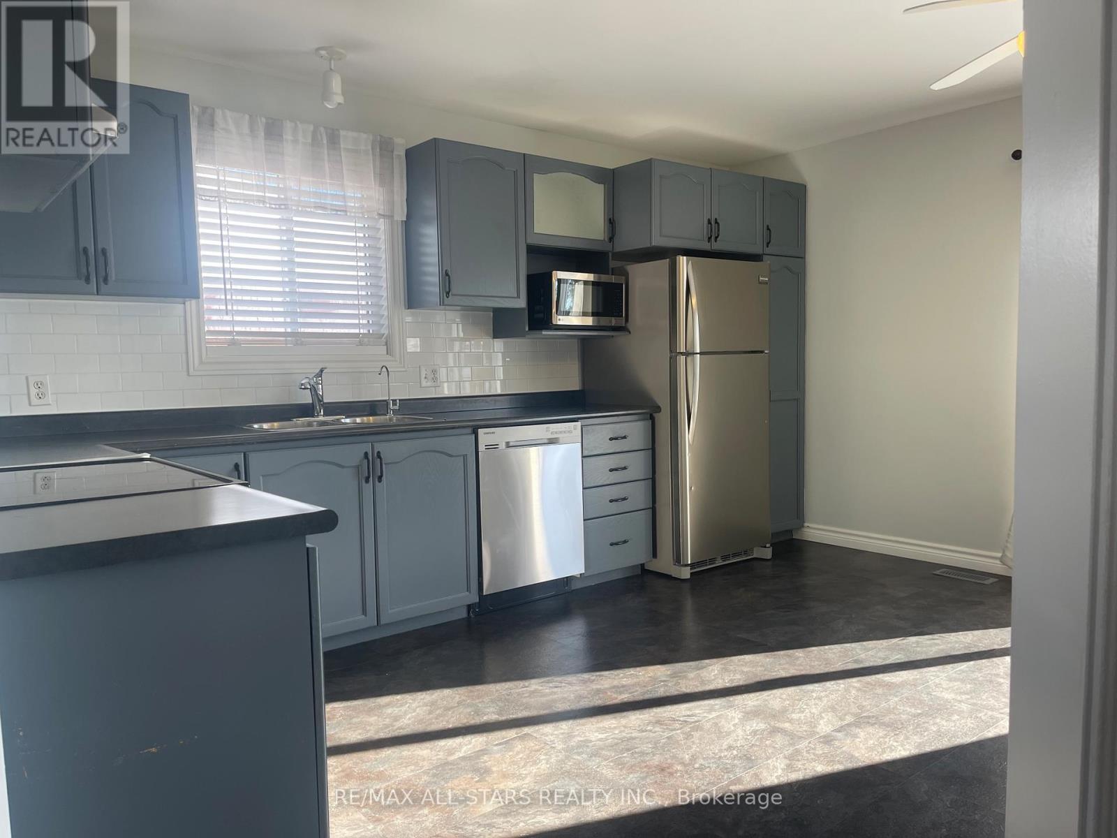 Large eat in kitchen - Main Floor - 39 Mcgibbon Boulevard, Kawartha Lakes (Lindsay), ON - Indoor Photo Showing Kitchen