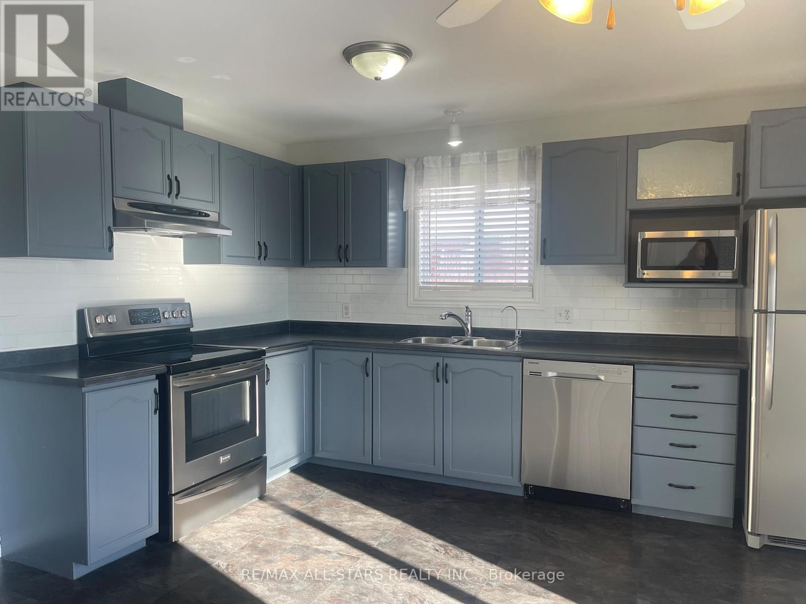 Many cupboards / stainless appliances - Main Floor - 39 Mcgibbon Boulevard, Kawartha Lakes (Lindsay), ON - Indoor Photo Showing Kitchen With Double Sink With Upgraded Kitchen