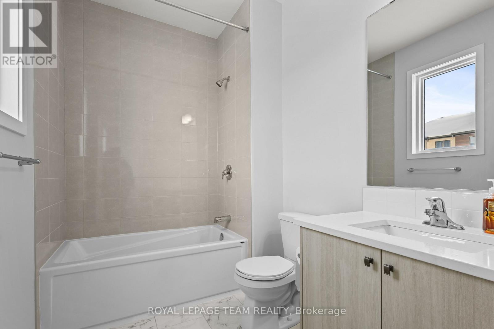 Guest Full Bathroom - Main Floor - 600 Bee Pollen Way, Ottawa, ON - Indoor Photo Showing Bathroom