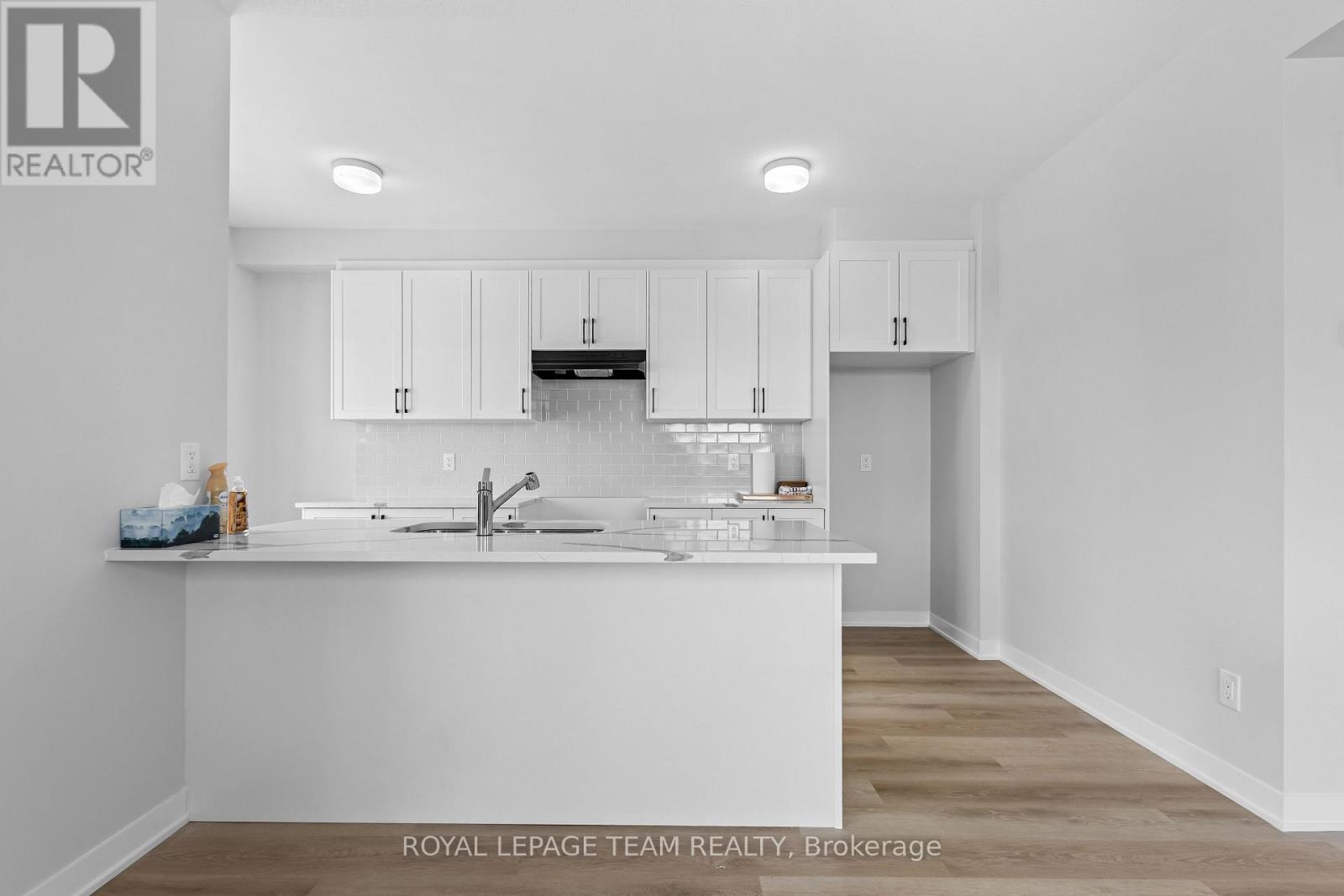 600 Bee Pollen Way, Ottawa, ON - Indoor Photo Showing Kitchen