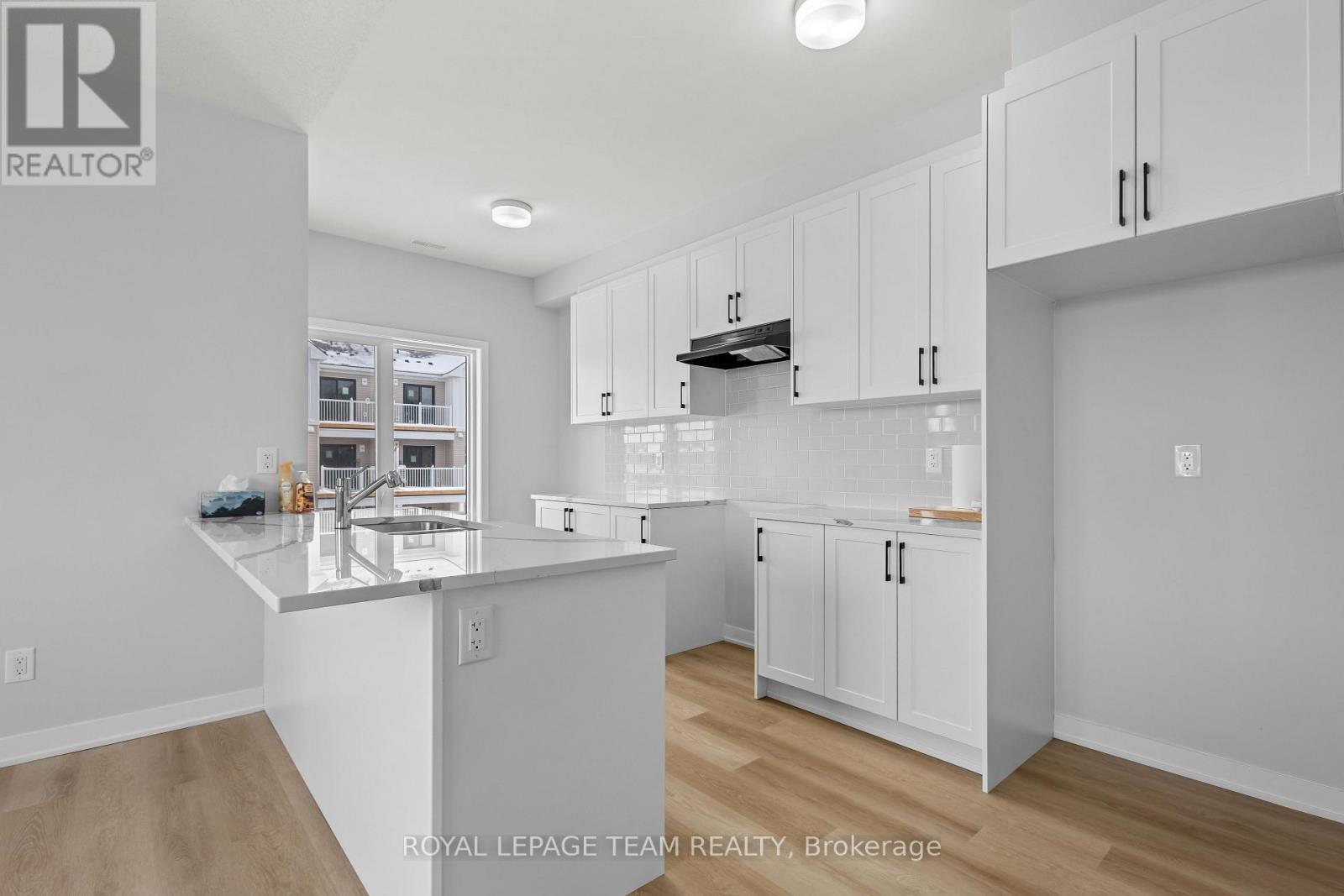 600 Bee Pollen Way, Ottawa, ON - Indoor Photo Showing Kitchen