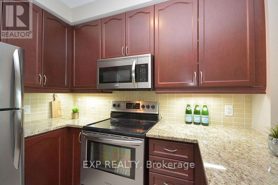 1007 - 100 John Street, Brampton, ON - Indoor Photo Showing Kitchen