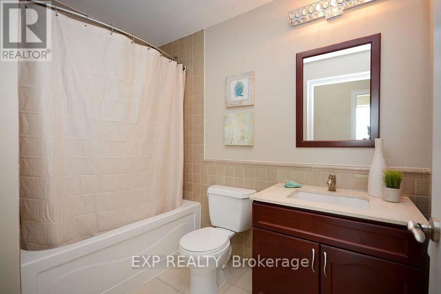 1007 - 100 John Street, Brampton, ON - Indoor Photo Showing Bathroom