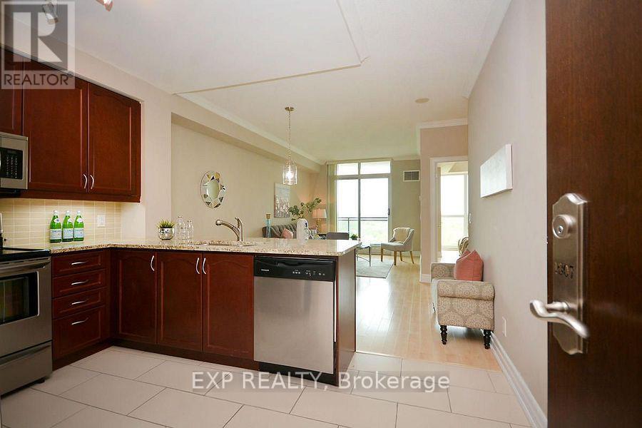 1007 - 100 John Street, Brampton, ON - Indoor Photo Showing Kitchen