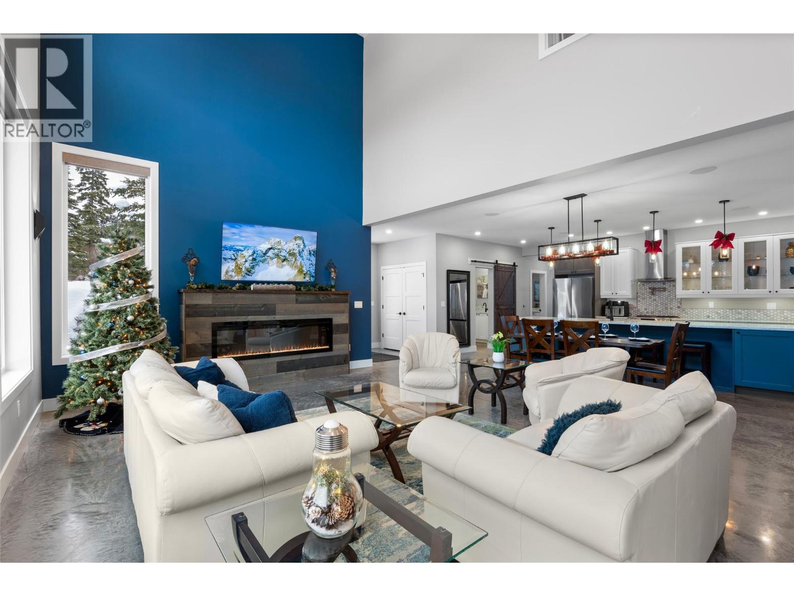 2533 Mountain View Drive, Sun Peaks, BC - Indoor Photo Showing Living Room With Fireplace