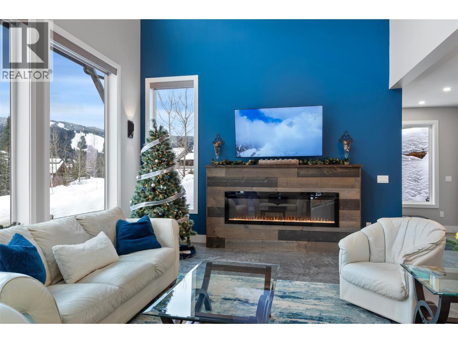 2533 Mountain View Drive, Sun Peaks, BC - Indoor Photo Showing Living Room With Fireplace
