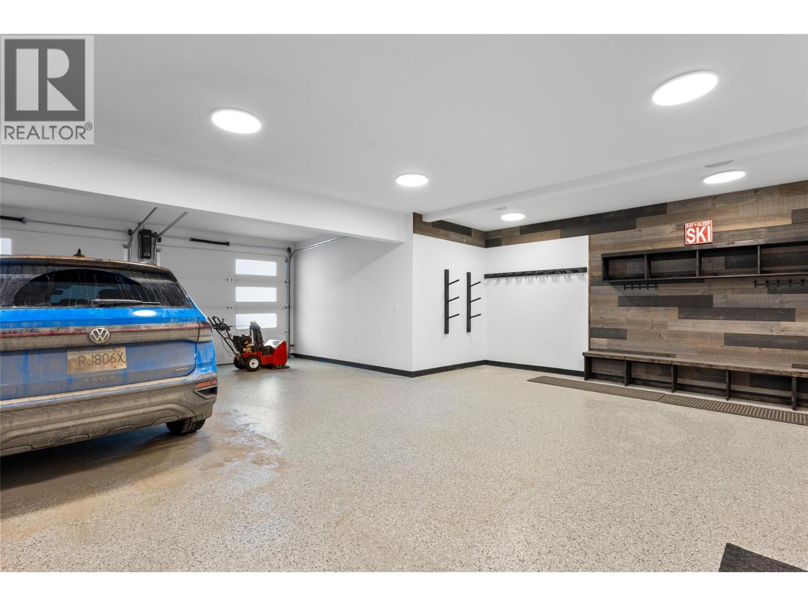 2533 Mountain View Drive, Sun Peaks, BC - Indoor Photo Showing Garage