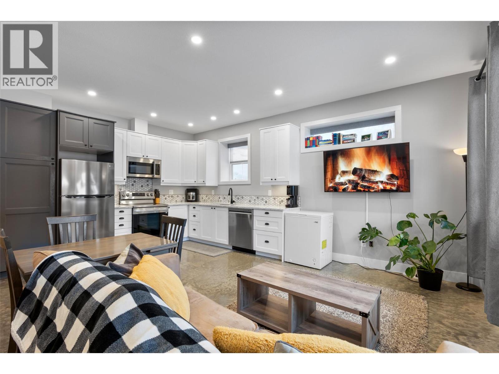 2533 Mountain View Drive, Sun Peaks, BC - Indoor Photo Showing Kitchen