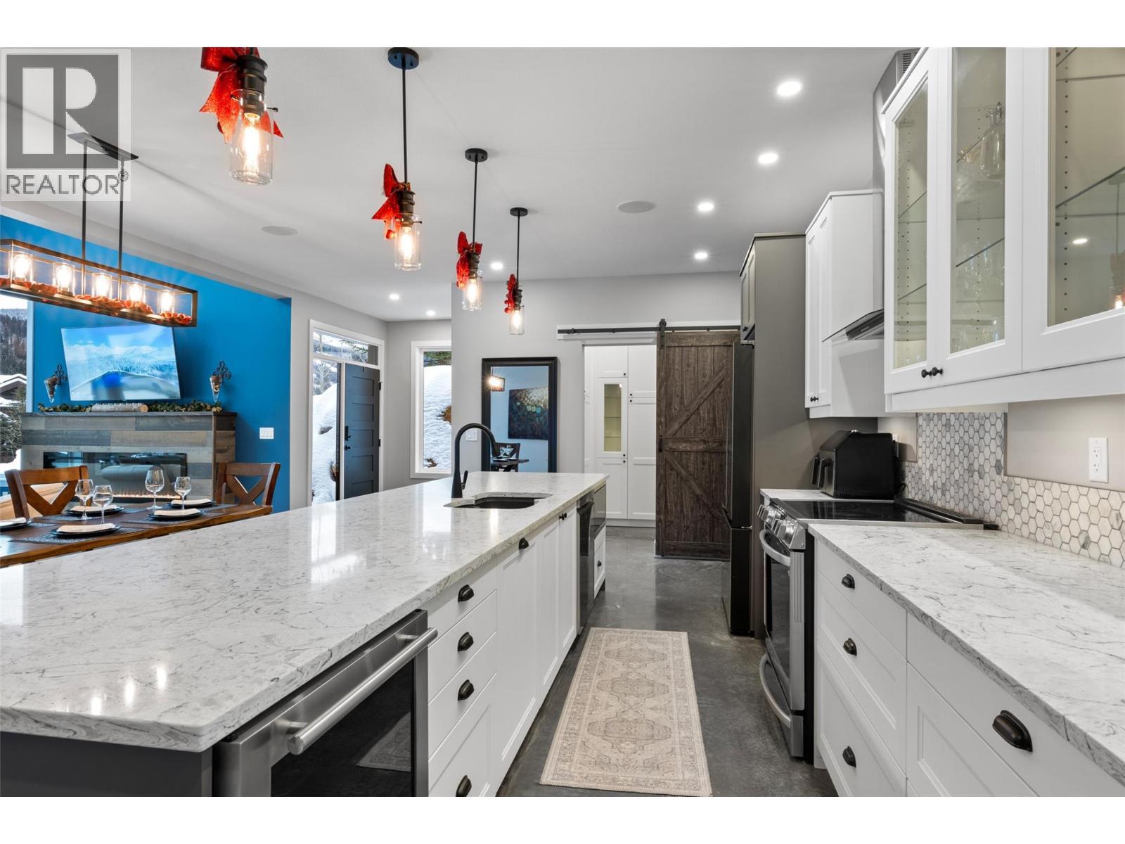 2533 Mountain View Drive, Sun Peaks, BC - Indoor Photo Showing Kitchen With Upgraded Kitchen