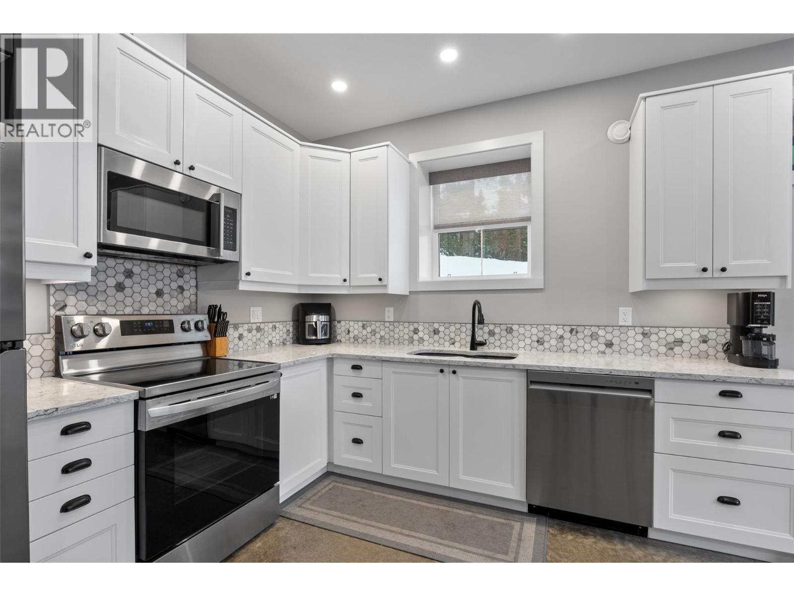 2533 Mountain View Drive, Sun Peaks, BC - Indoor Photo Showing Kitchen With Upgraded Kitchen