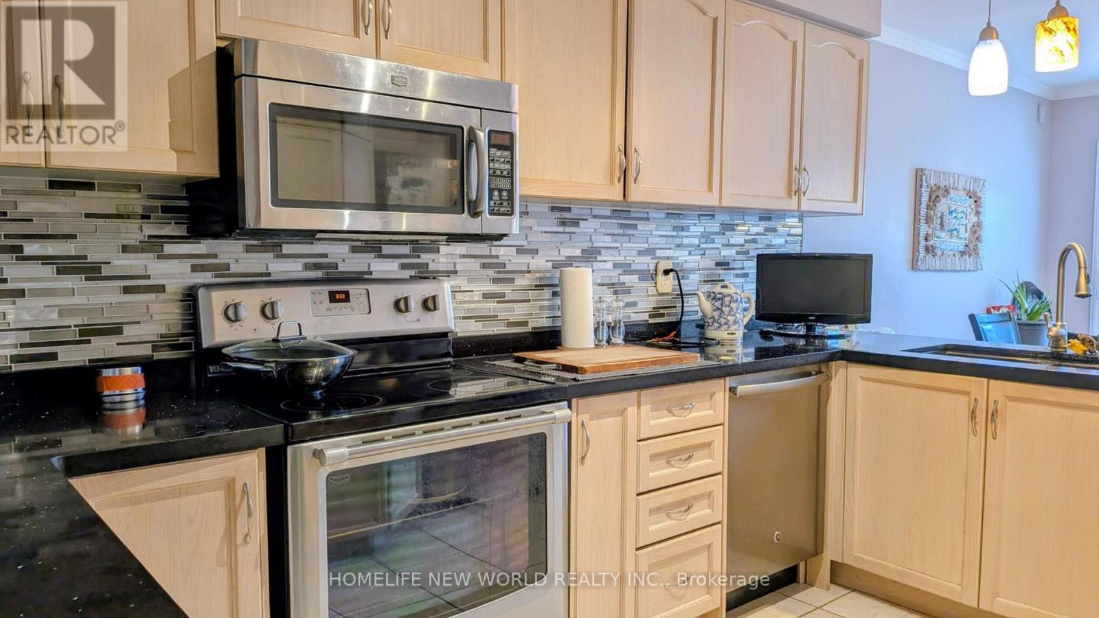 100 Castle Park Boulevard, Vaughan, ON - Indoor Photo Showing Kitchen