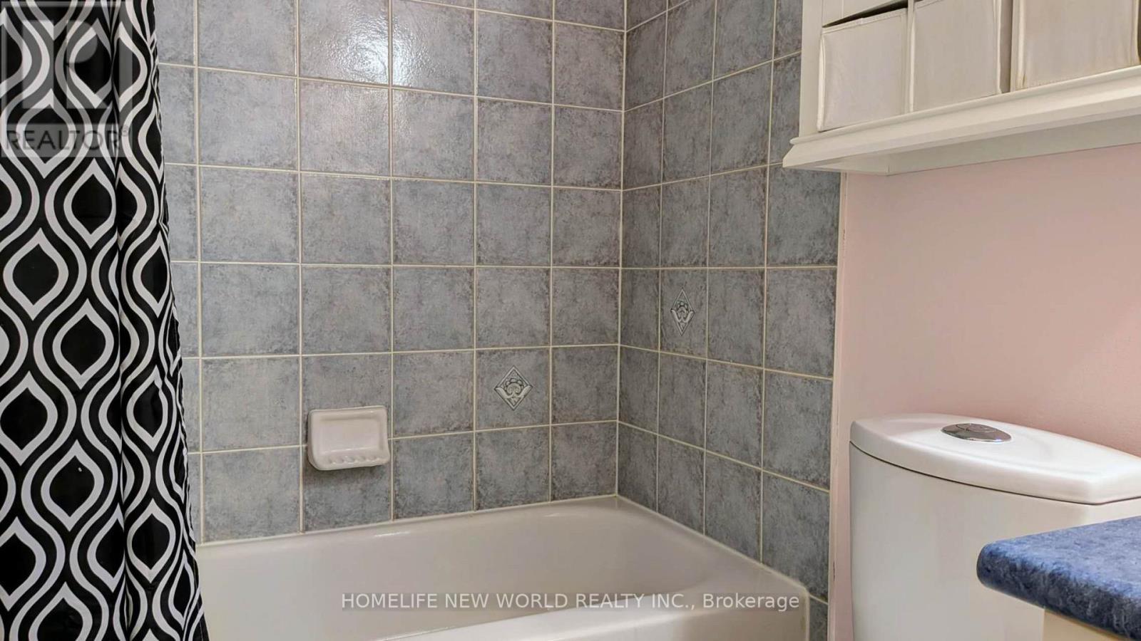 100 Castle Park Boulevard, Vaughan, ON - Indoor Photo Showing Bathroom