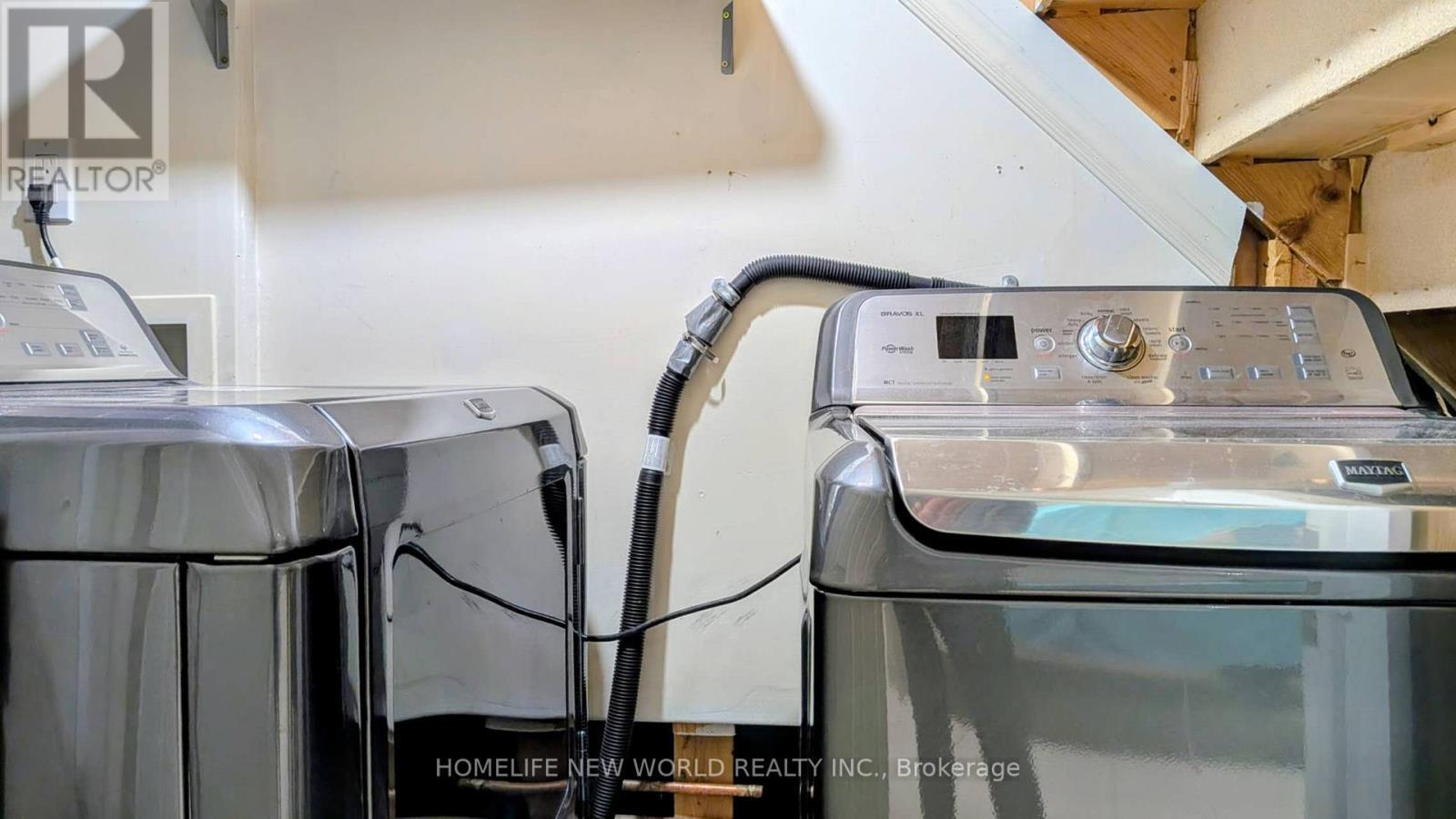 100 Castle Park Boulevard, Vaughan, ON - Indoor Photo Showing Laundry Room