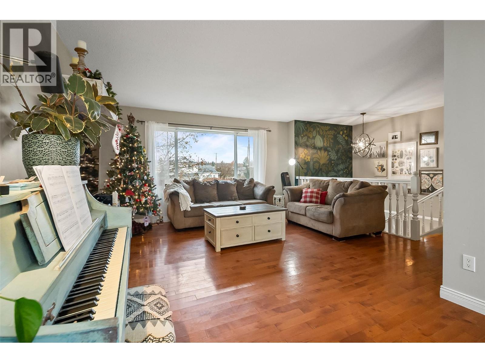 428 Milton Road, Kelowna, BC - Indoor Photo Showing Living Room