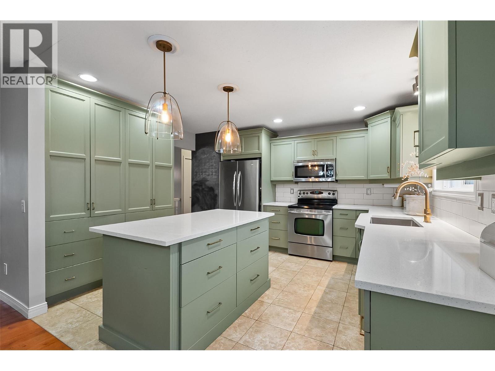 428 Milton Road, Kelowna, BC - Indoor Photo Showing Kitchen With Upgraded Kitchen