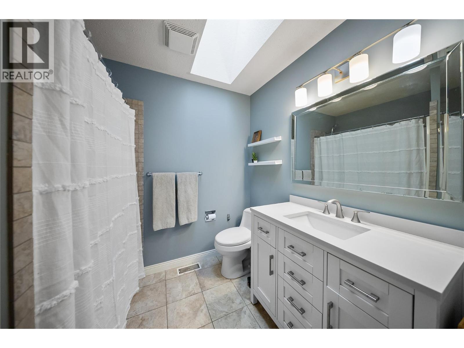 Main Bath - 428 Milton Road, Kelowna, BC - Indoor Photo Showing Bathroom