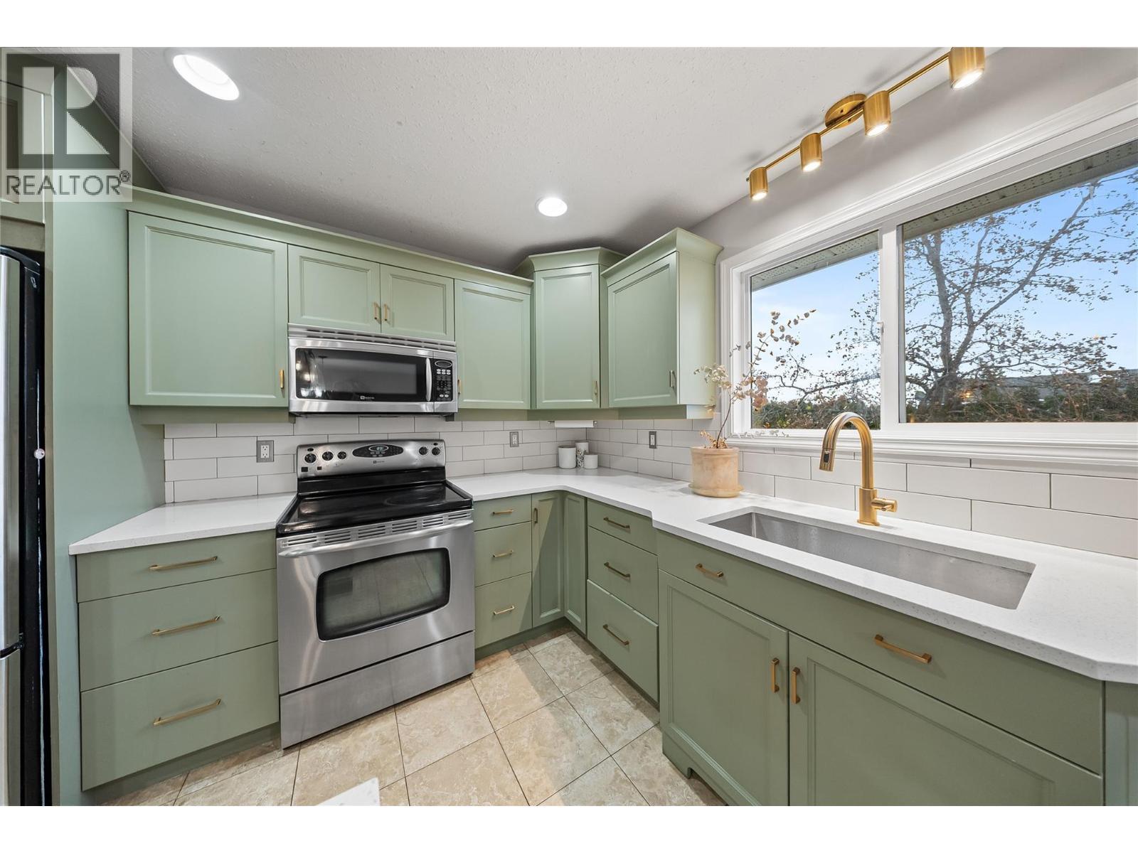 428 Milton Road, Kelowna, BC - Indoor Photo Showing Kitchen