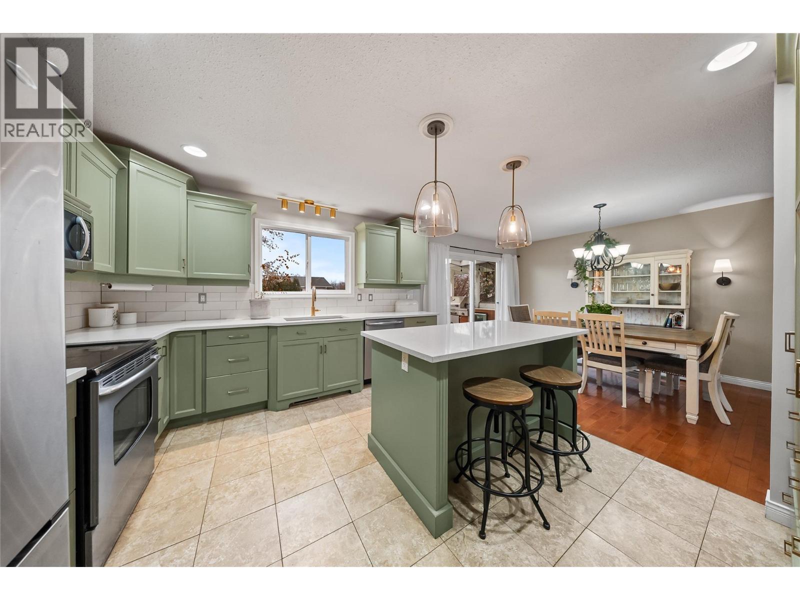 428 Milton Road, Kelowna, BC - Indoor Photo Showing Kitchen With Upgraded Kitchen
