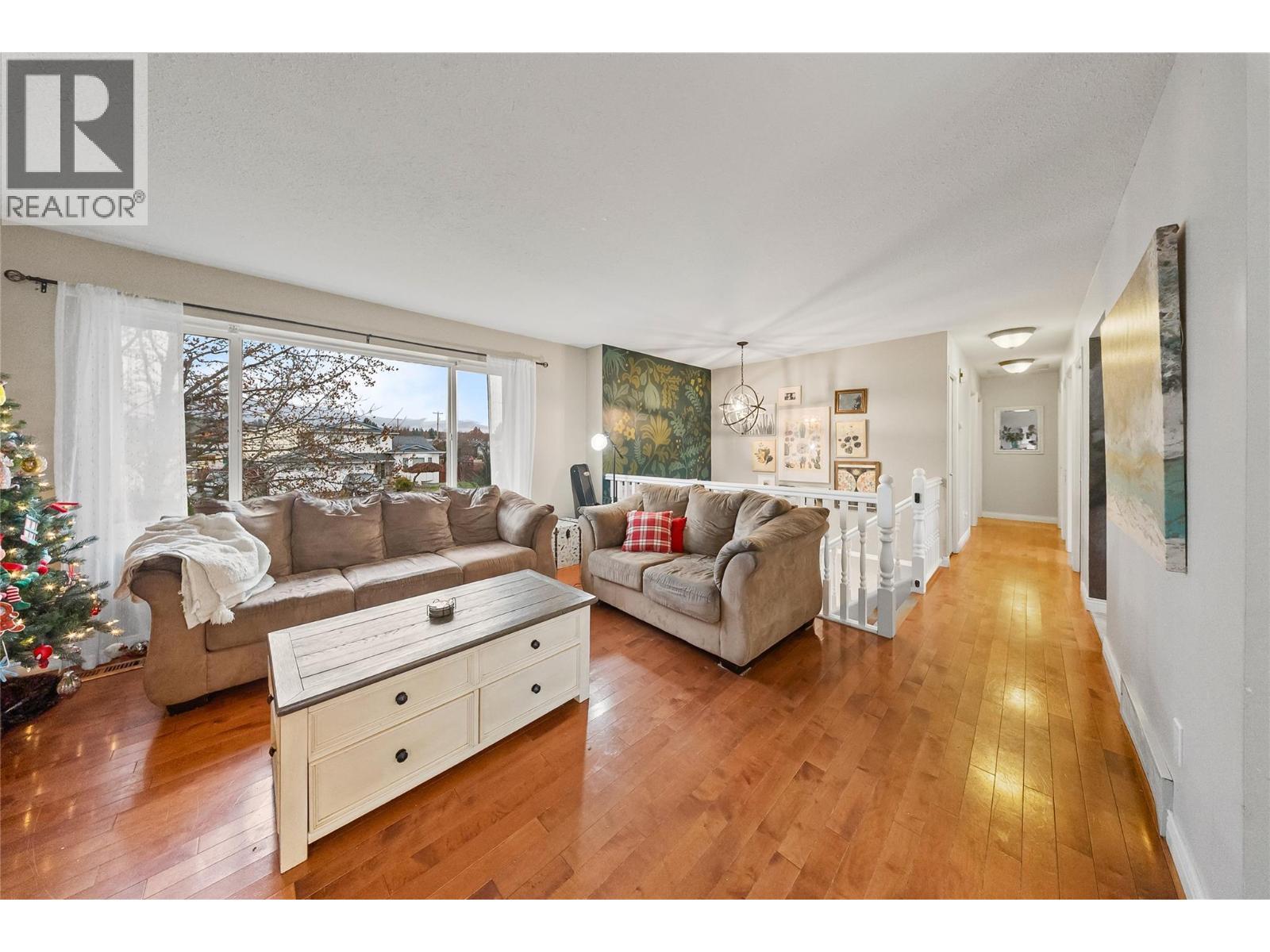 428 Milton Road, Kelowna, BC - Indoor Photo Showing Living Room