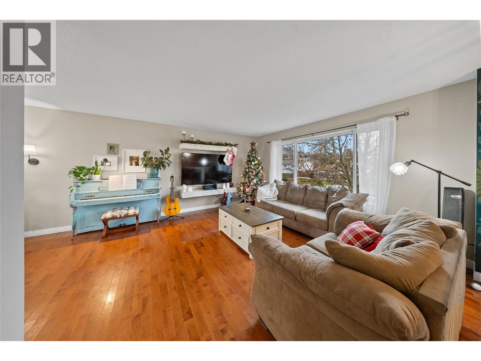 428 Milton Road, Kelowna, BC - Indoor Photo Showing Living Room