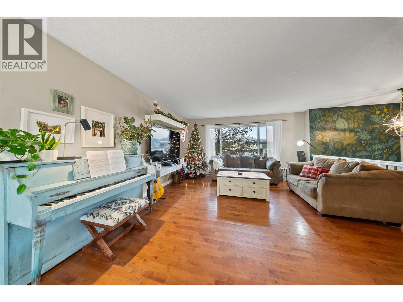 428 Milton Road, Kelowna, BC - Indoor Photo Showing Living Room