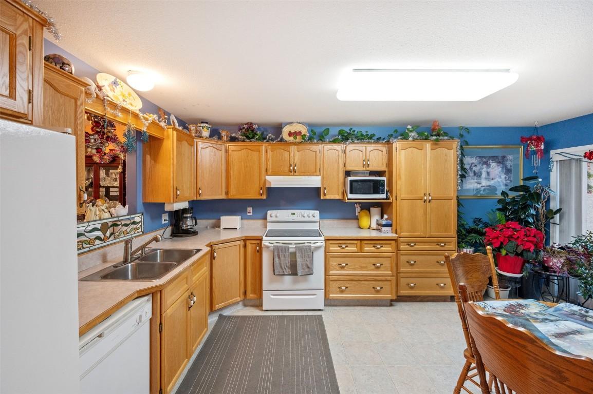 3-12612 Giants Head Road, Summerland, BC - Indoor Photo Showing Kitchen With Double Sink