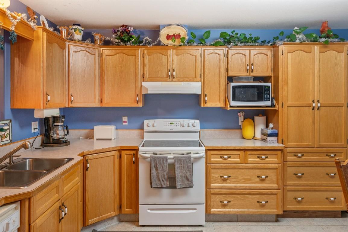 3-12612 Giants Head Road, Summerland, BC - Indoor Photo Showing Kitchen With Double Sink