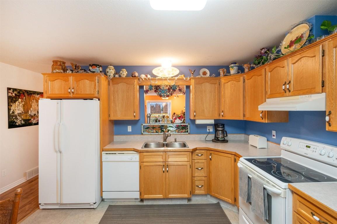 3-12612 Giants Head Road, Summerland, BC - Indoor Photo Showing Kitchen With Double Sink