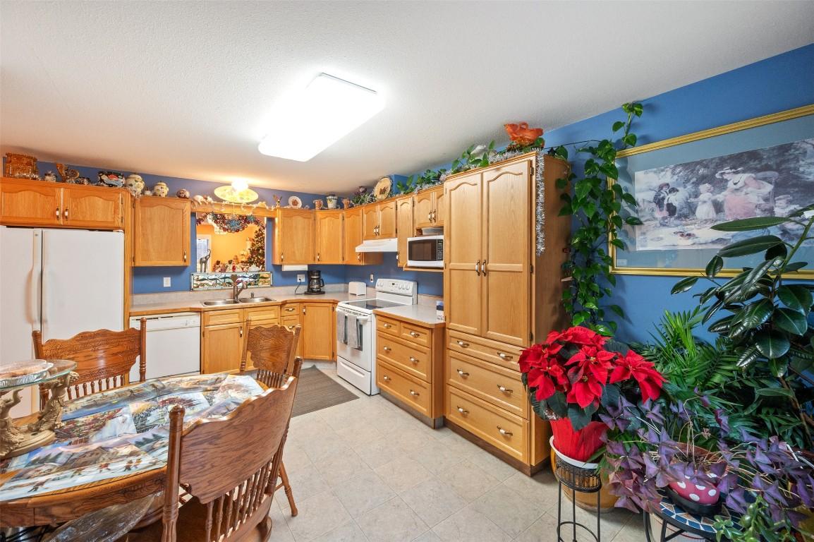 3-12612 Giants Head Road, Summerland, BC - Indoor Photo Showing Kitchen With Double Sink