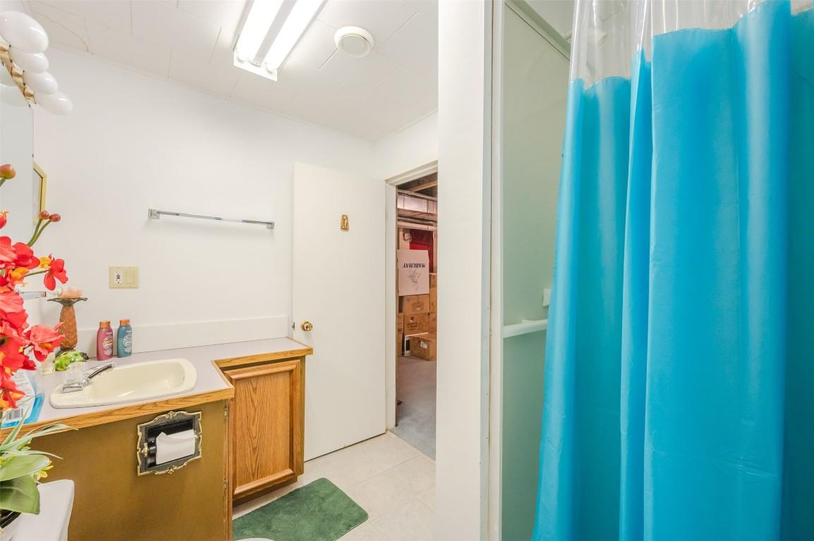 3-12612 Giants Head Road, Summerland, BC - Indoor Photo Showing Bathroom