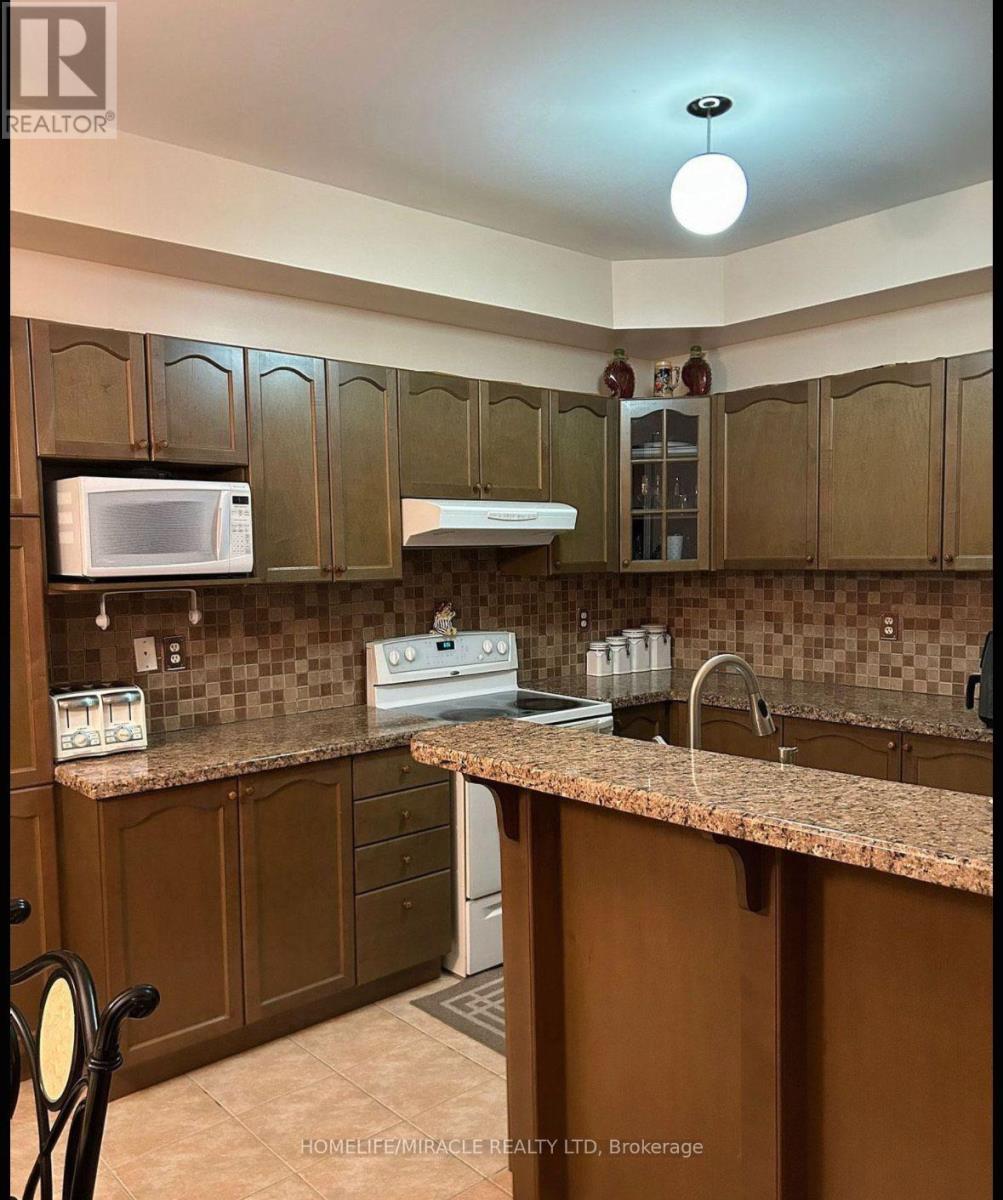 20 Midnightsun Trail, Brampton, ON - Indoor Photo Showing Kitchen
