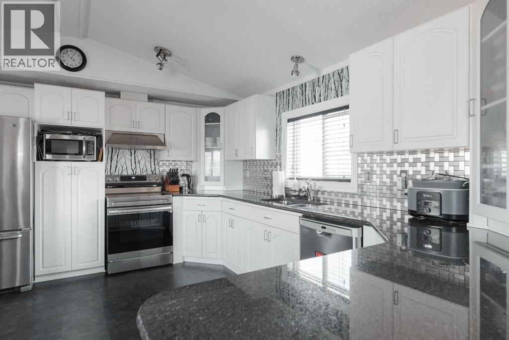 160 Grandview Crescent, Fort Mcmurray, AB - Indoor Photo Showing Kitchen With Upgraded Kitchen