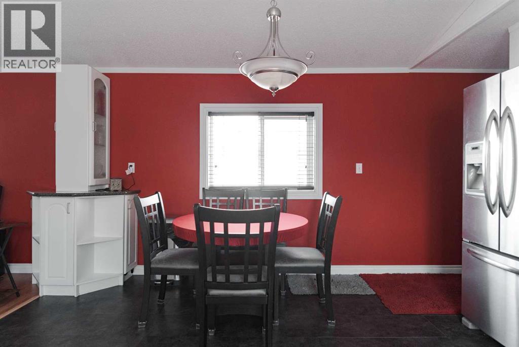 160 Grandview Crescent, Fort Mcmurray, AB - Indoor Photo Showing Dining Room