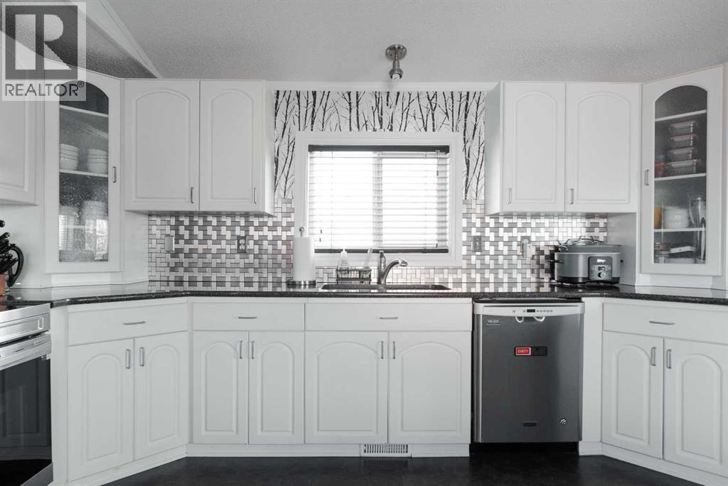 160 Grandview Crescent, Fort Mcmurray, AB - Indoor Photo Showing Kitchen With Double Sink