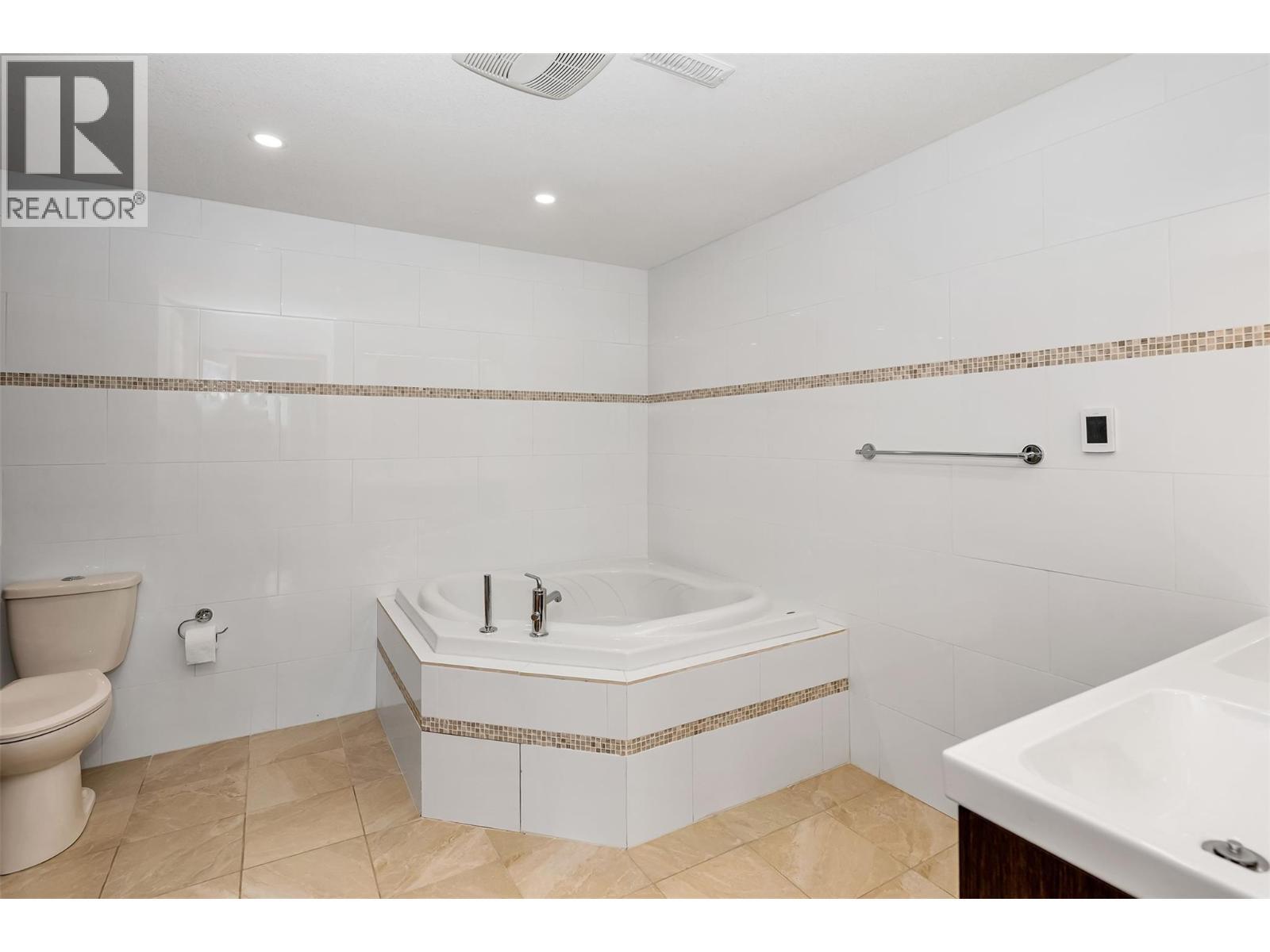 460 Crestview Drive, Coldstream, BC - Indoor Photo Showing Bathroom