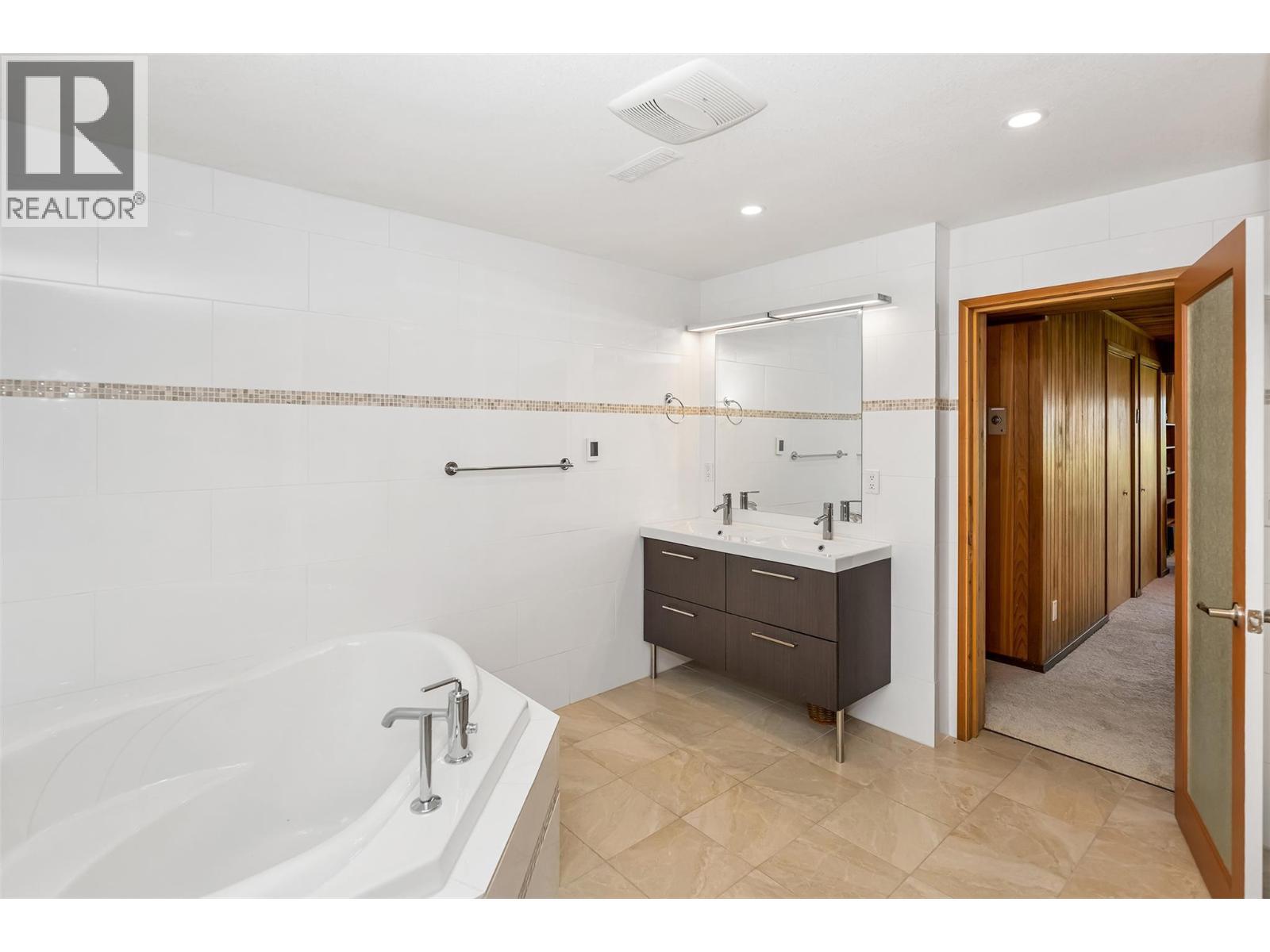 460 Crestview Drive, Coldstream, BC - Indoor Photo Showing Bathroom