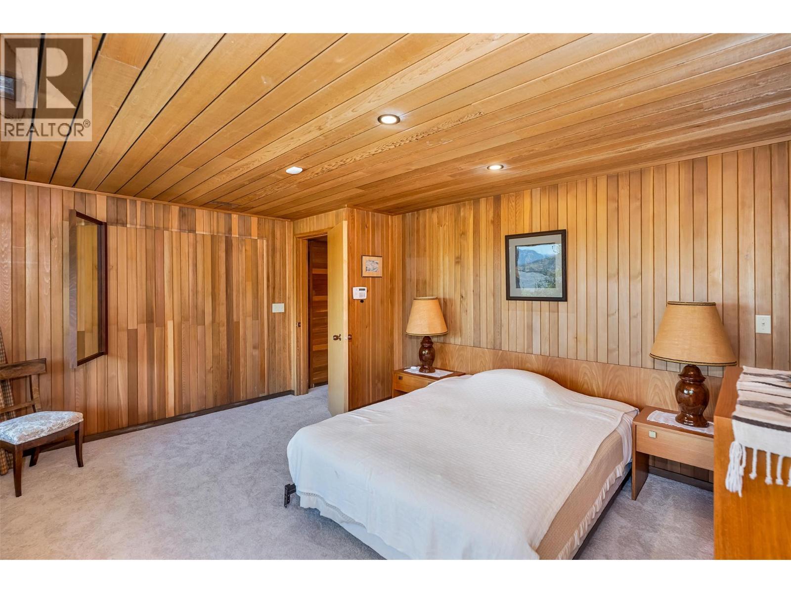 460 Crestview Drive, Coldstream, BC - Indoor Photo Showing Bedroom