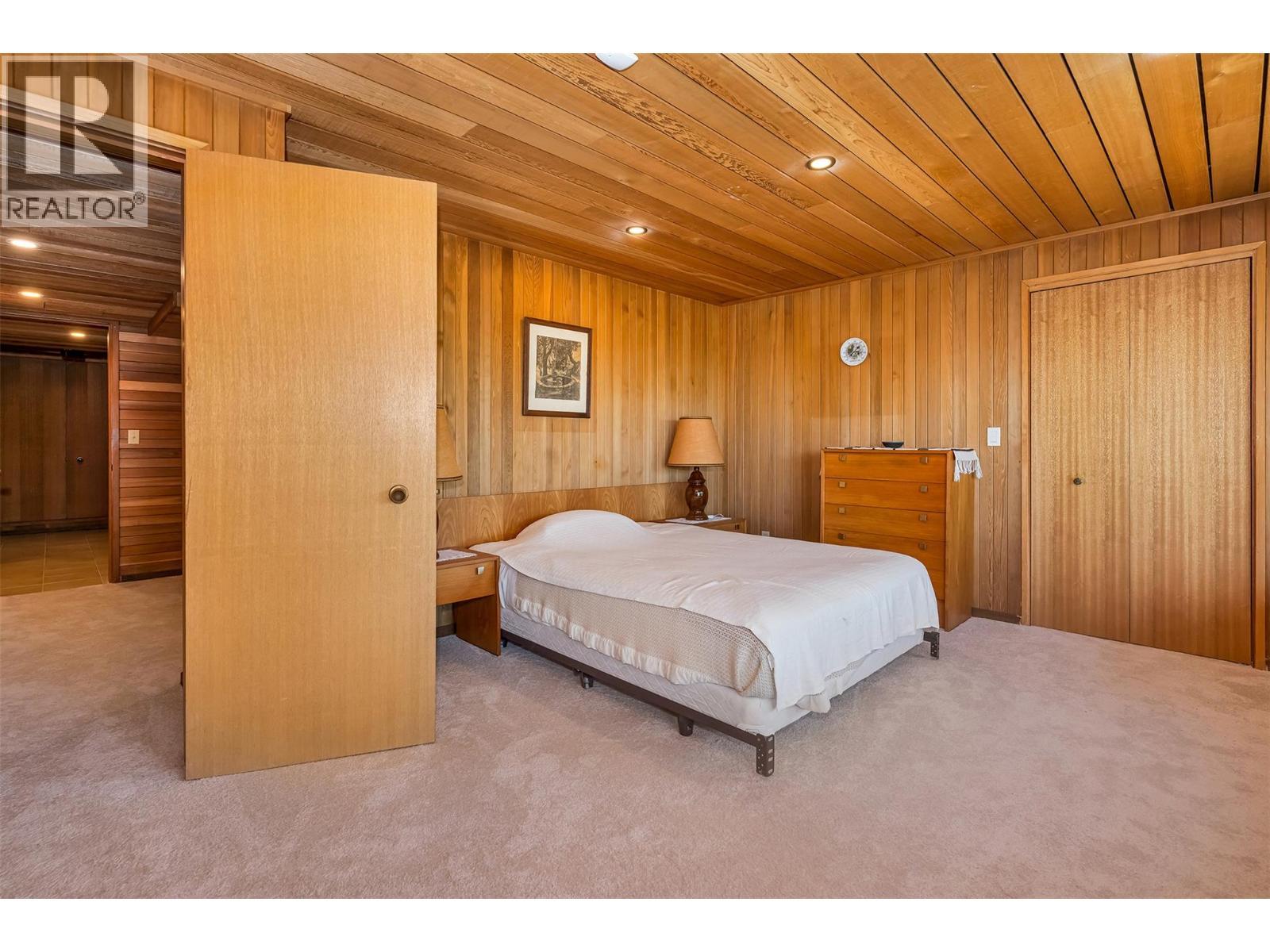 460 Crestview Drive, Coldstream, BC - Indoor Photo Showing Bedroom