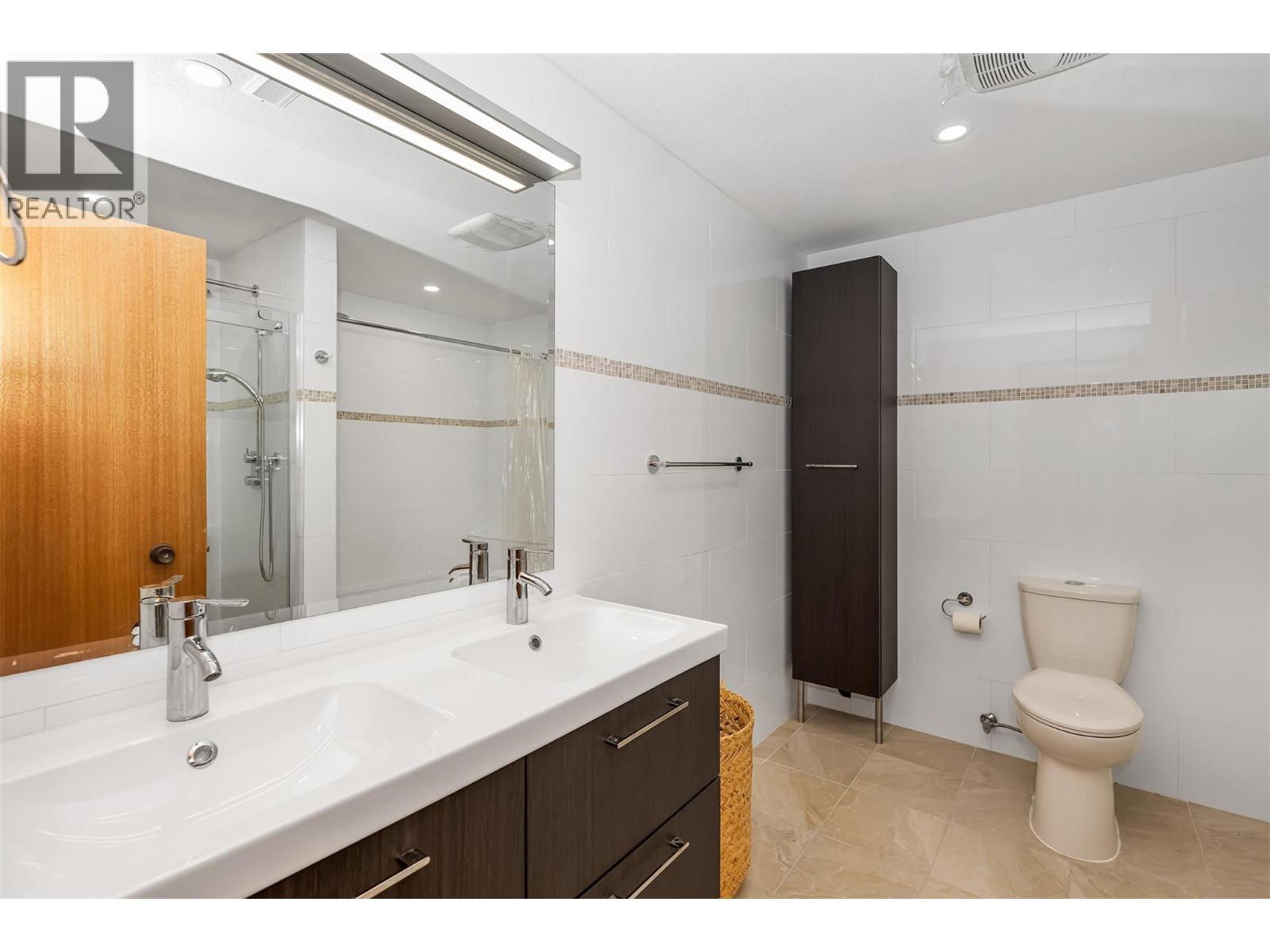 460 Crestview Drive, Coldstream, BC - Indoor Photo Showing Bathroom