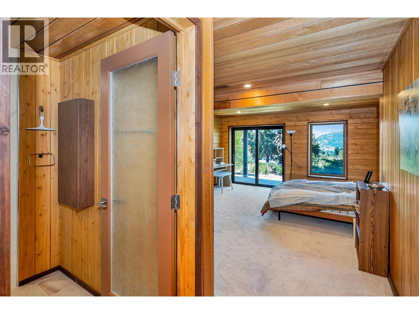 460 Crestview Drive, Coldstream, BC - Indoor Photo Showing Bedroom