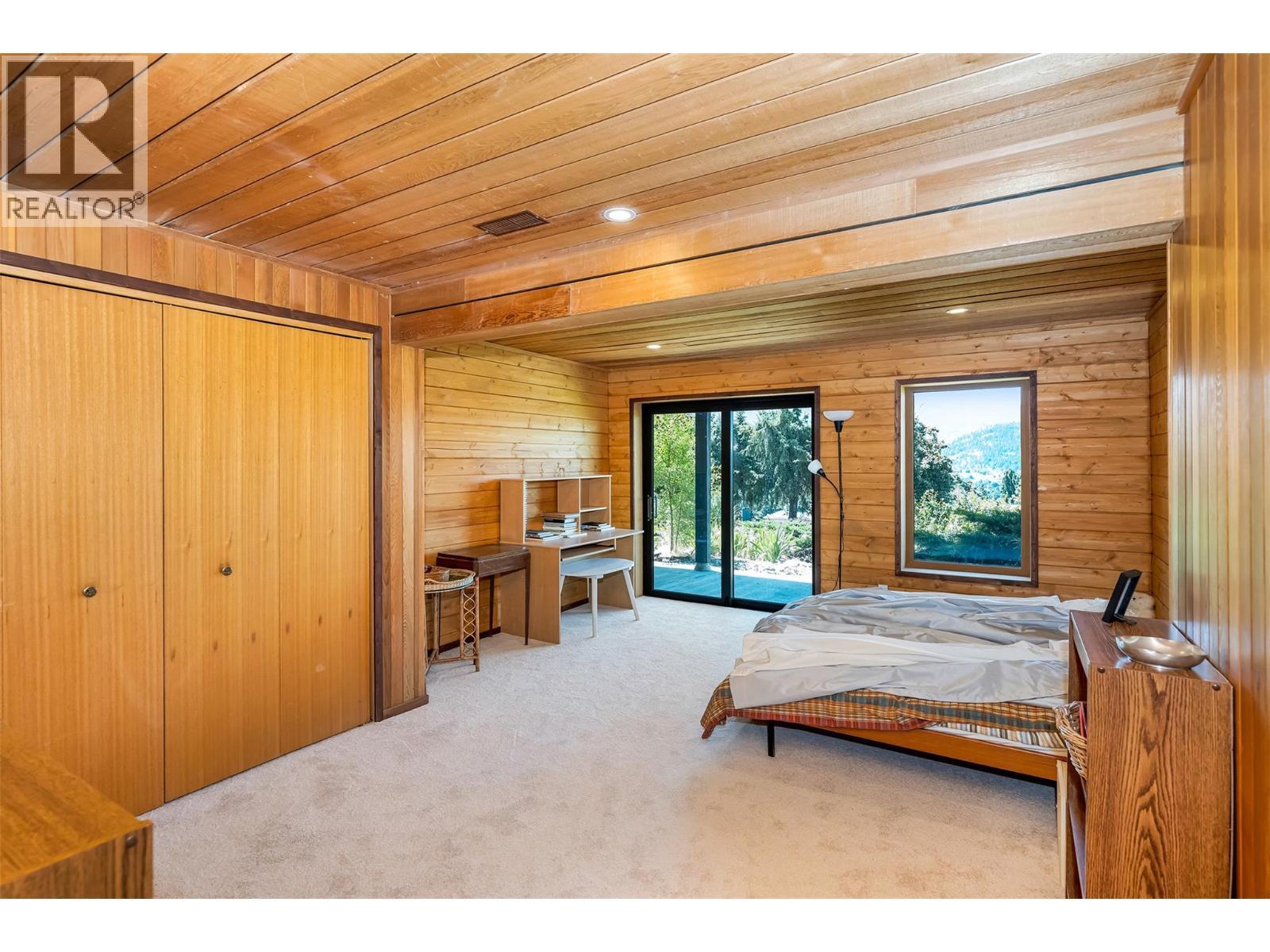 460 Crestview Drive, Coldstream, BC - Indoor Photo Showing Bedroom