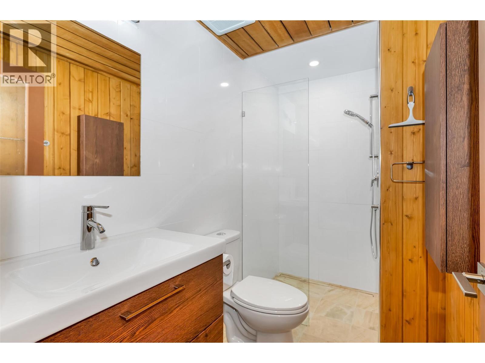 460 Crestview Drive, Coldstream, BC - Indoor Photo Showing Bathroom