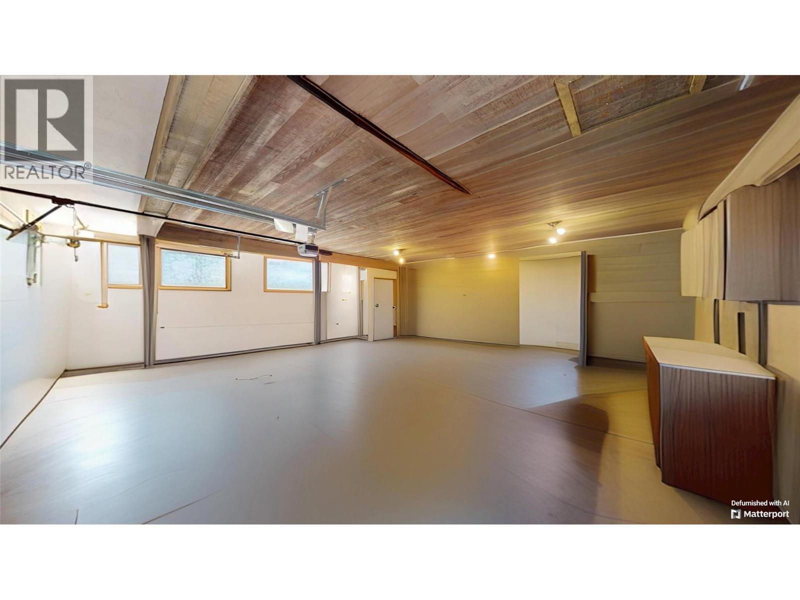 460 Crestview Drive, Coldstream, BC - Indoor Photo Showing Garage
