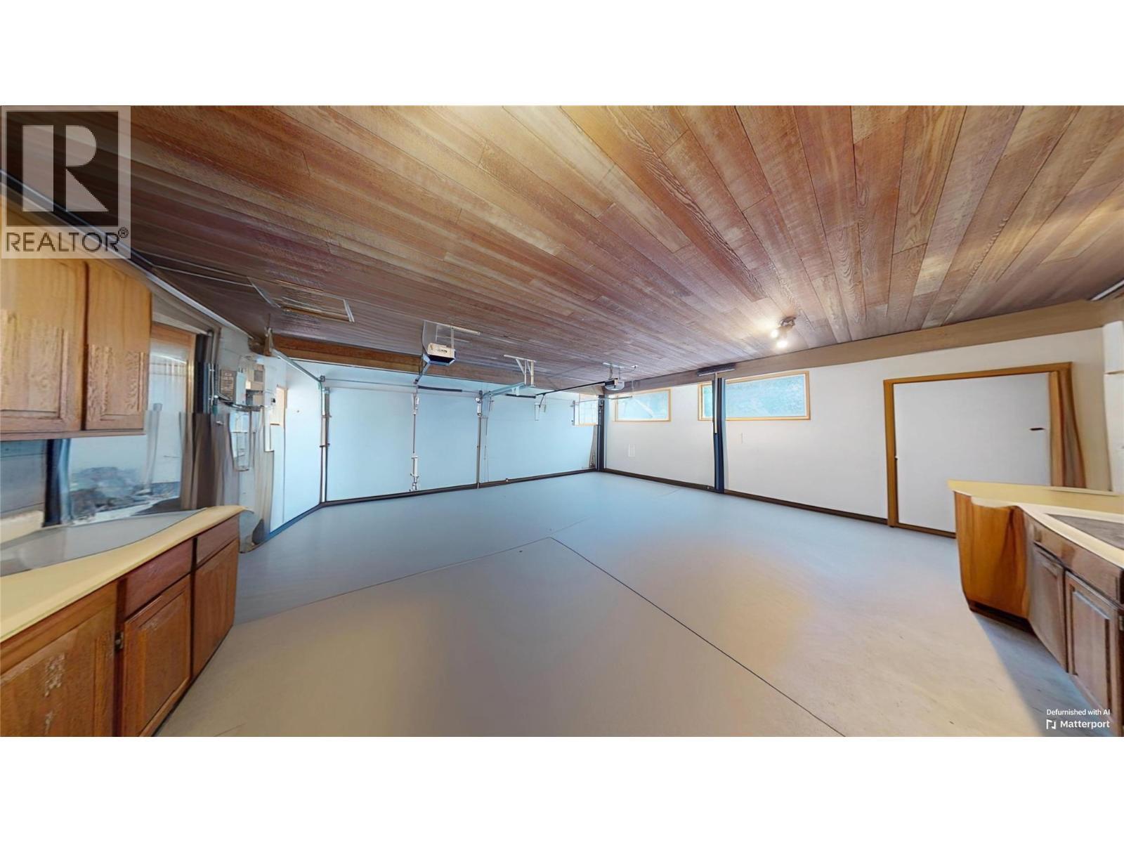 460 Crestview Drive, Coldstream, BC - Indoor Photo Showing Kitchen