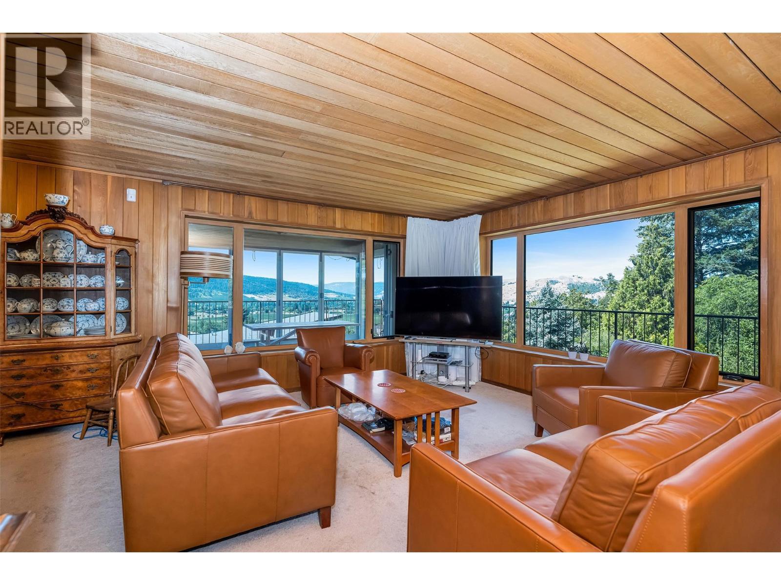 460 Crestview Drive, Coldstream, BC - Indoor Photo Showing Living Room